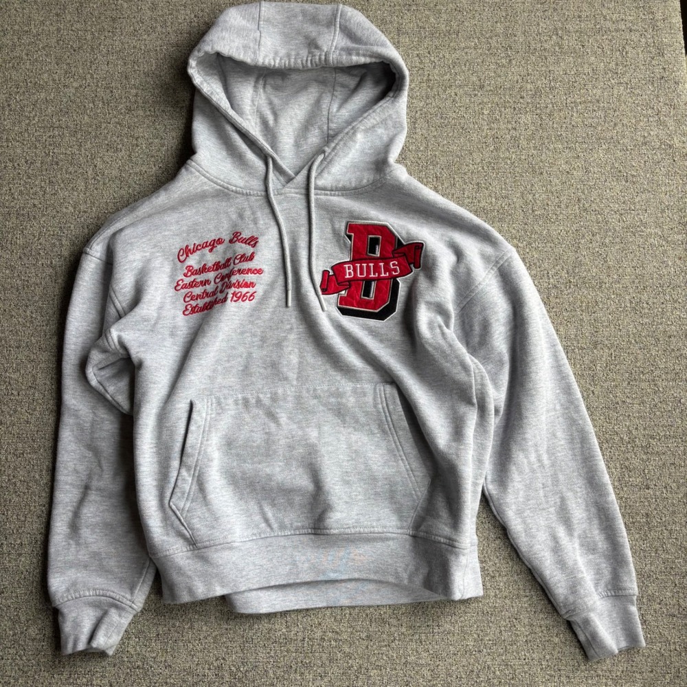 Chicago Bulls Hoodie Women XS Grey NBA Basketball Graphic Ultra Game
